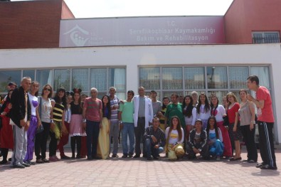 Lise Öğrencilerinden Engellilere Ziyaret