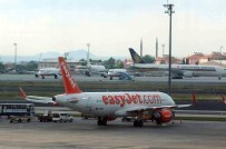 KABİN MEMURLARI - Uçaktaki Yanık Kokusu Acil İniş Yaptırdı