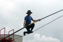 65 Yaşındaki İP Cambazı Görenleri Şaşırtıyor