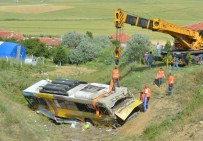 BELEDIYE OTOBÜSÜ - Ankara'da Belediye Otobüsü Devrildi Açıklaması 2 Ölü, 16 Yaralı