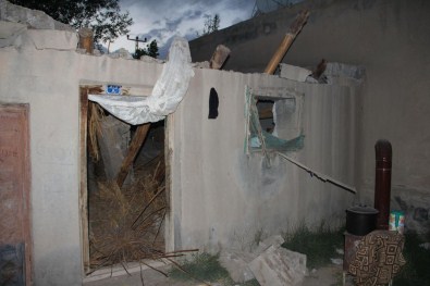 Iğdır'da Kerpiç Ev Çöktü Açıklaması 3 Yaralı