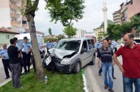 SİVİL POLİS - Polis Otosu Çocuğa Çarpmamak İsterken Ağaca Çarptı Açıklaması 3 Yaralı