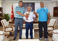 ZEKI KAYDA - Salihli Belediye Başkanı Zeki Kayda, Şampiyon Güreşçiyi Ağırladı