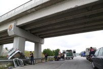 Çorum'da otomobil üst geçidin ayağına çarptı: 4 ölü