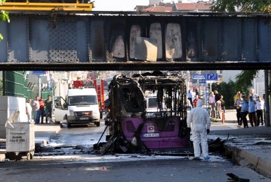 Fatih'te üst geçide çarpan otobüs yandı