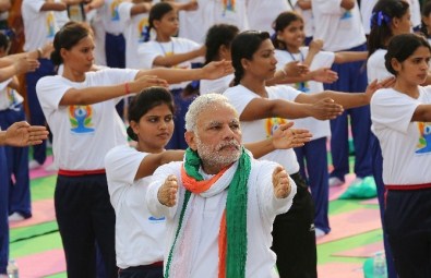 Hindistan Başbakanı Modi 35 bin kişiyle yoga yaptı