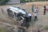 Minibüs Şarampole Devrildi Açıklaması 3 Ölü, 2 Yaralı
