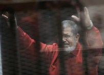 İDAM MAHKUMU - Mursi, ilk kez idam mahkumu kıyafetiyle mahkemede