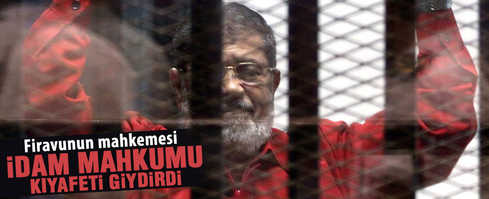 Mursi, ilk kez idam mahkumu kıyafetiyle mahkemede