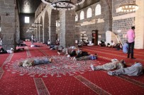 İNSAN VÜCUDU - Sıcaktan Bunalan Diyarbakırlılar Cami Ve Parklara Akın Ediyor