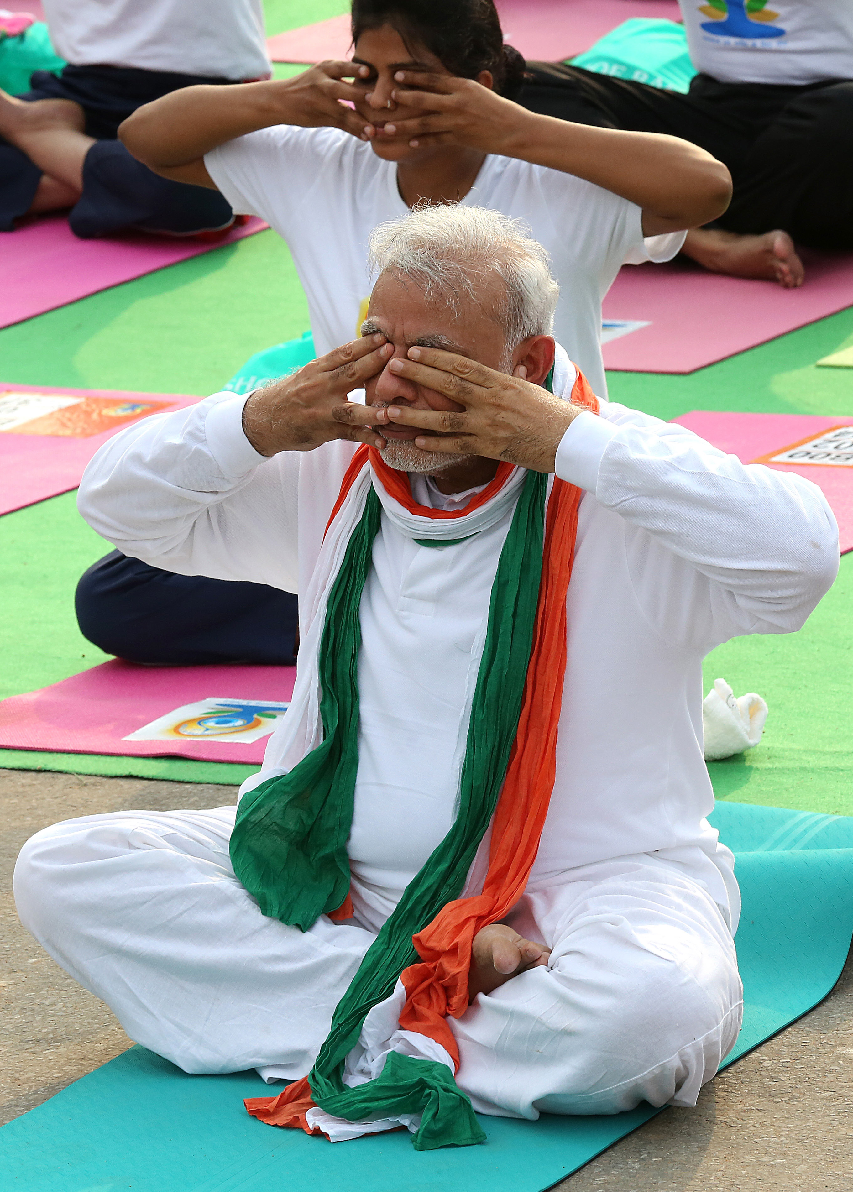 Hindistan Başbakanı Modi 35 bin kişiyle yoga yaptı