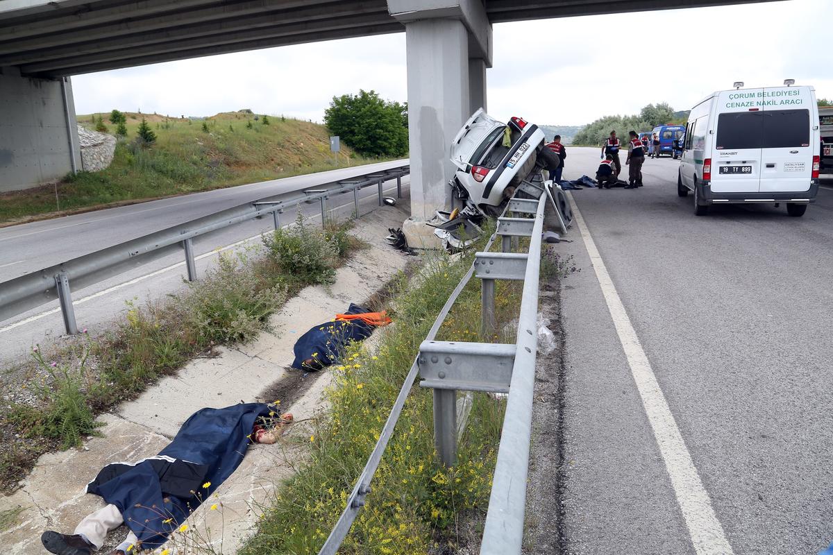 Çorum'da otomobil üst geçidin ayağına çarptı: 4 ölü
