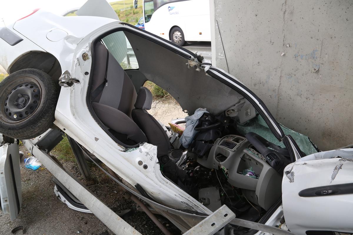 Çorum'da otomobil üst geçidin ayağına çarptı: 4 ölü