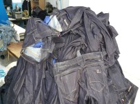 10 Dakikada Bin 500 Pantolon Çaldılar