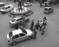 İLGİNÇ GÖRÜNTÜ - Afyonkarahisar'daki Kazalar An BE An Güvenlik Kameralarına Yansıdı