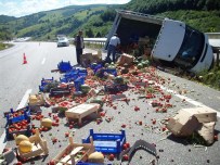 SEBZE HALİ - Devrilen Kamyonetin Kasasındaki Sebzeler Yola Saçıldı