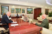 YALIN - Huriye Asilhan, Başkan'a Kitap Hediye Etti