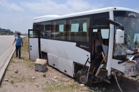 İBRAHİM ASLAN - Lastiği Patlayan Otobüs Refüje Girdi Açıklaması 10 Yaralı