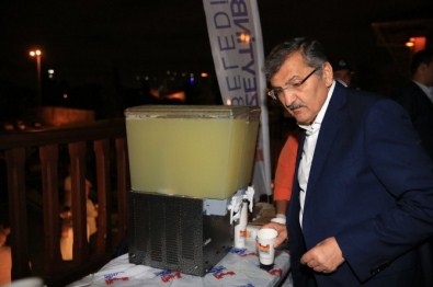 Zeytinburnu Belediyesi'nden 300 Kiloluk Limonata İkramı