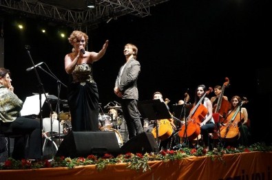 Zuhal Olcay'dan Güneş Festivali'nde Muhteşem Konser