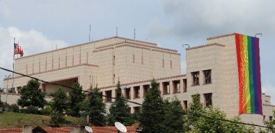 ABD Konsolosluğu'na Dev Lgbt Bayrağı Asıldı