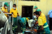 BELEDİYE ENCÜMENİ - Akdeniz'deki Bir Evden İki Kamyon Çöp Çıktı