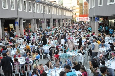 Balıkesir'de 10 Bin Kişiye İftar