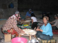Erzurumlu Kadınlardan Ramazan'da Erişte, Börek Hazırlığı