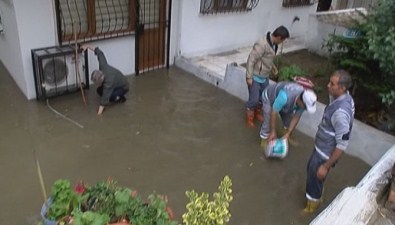 Sağanak Yağış Rögarları Patlattı, Evleri Su Bastı