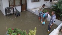 RÖGAR KAPAĞI - Sağanak Yağış Rögarları Patlattı, Evleri Su Bastı