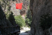 SAKLıKENT - Saklıkent'in Serin Suları Turistleri Ağırlıyor