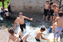 ÇALIŞAN ÇOCUKLAR - Sıcaktan Bunalan Çocuklar Su Kanalına Akın Etti
