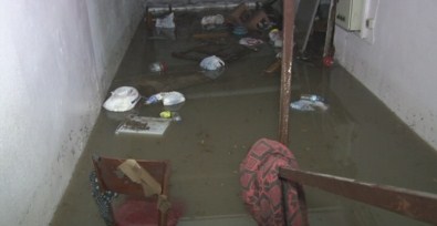 Şiddetli Yağmur Sonrası Ev Ve İş Yerlerini Su Bastı