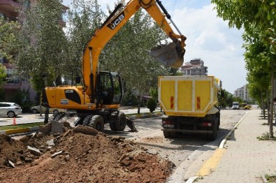 Uşak'ta Bozuk Yollarda Çalışmalar Devam Ediyor