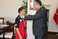 ALI FIDAN - Vali Fidan'dan Balkan Şampiyonu Apaydın'a Altın