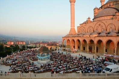 Abdülhamid Han Cami İftarda Doldu Taştı