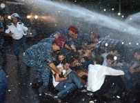 ORANTISIZ GÜÇ - Erivan'da Elektrik Zammı Protestosuna Polis Müdahalesi