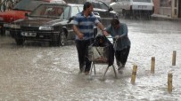 OTOBÜS DURAĞI - Sağanak Yağış Çorum'da Hayatı Felç Etti