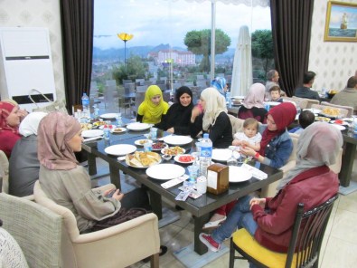 Turhal'da Suriyeli Mültecilere İftar Verildi