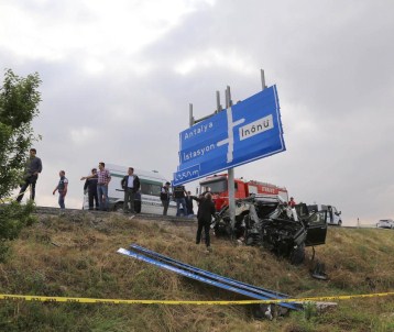 Eskişehir'de Cip, Yön Levhasına Çarptı Açıklaması 4 Ölü, 1 Yaralı