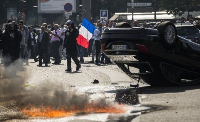 Fransız Taksicilerin Protestosunda Ulaşım Felç Oldu