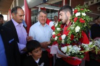 GÜREŞ TAKIMI - Gençler Avrupa Güreş Şampiyonası'nda Gümüş Madalya Kazanan Ertürk'e, Erzurum'da Coşkulu Karşılama