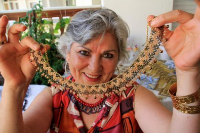 Hobi Olarak Başladığı Takı Tasarımında İhracat Yapıyor