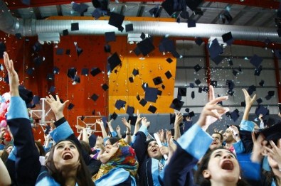 İşletme Fakültesi Mezuniyet Töreni Gerçekleşti