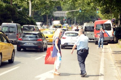Israrla Şüpheli Valizin Yanına Yaklaşan Sarışın Kadın, Polisi Canından Bezdirdi