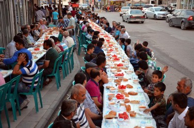 Kahramanmaraş'ta Kaldırımda İftar