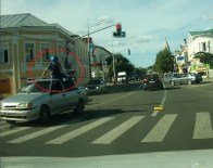 Kendini Bir Anda Aracın Üstünde Buldu