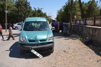 ŞEKEROBA - Motosiklet İle Kamyonet Çarpıştı Açıklaması 2 Yaralı