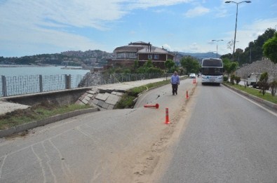 Sahil Yolu Kaldırımla Beraber Çöktü