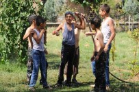 Sıcaktan Bunalan Çocuklar Parklarda Su Hortumu İle Serinliyor